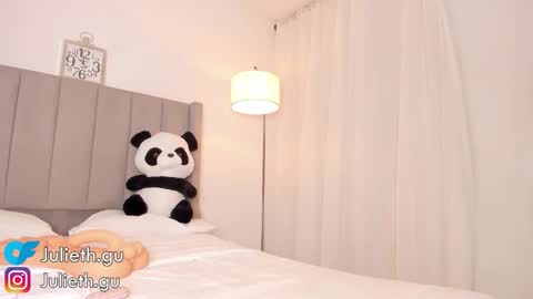 Julieth  online show from February 22, 4:35 am