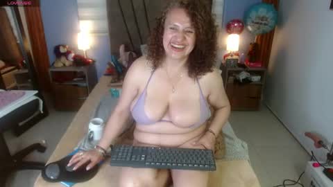 Snapshot of nadia_84 chatting on May 5, 12:57 pm nadia_84 online show from May 5, 12:57 pm