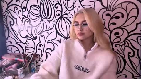 Snapshot of nadiaknake chatting on February 8, 8:45 pm Katrin online show from February 8, 8:45 pm