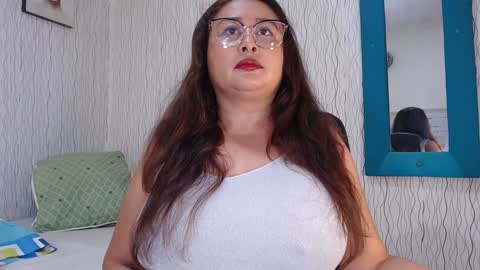 Snapshot of nadiawhite_ chatting on December 17, 10:44 am Nadia online show from December 17, 10:44 am