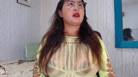 Snapshot of nadiawhite_ chatting on February 2, 10:13 am Nadia online show from February 2, 10:13 am