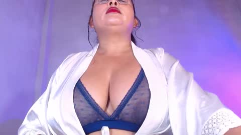 Snapshot of nadiawhite_ chatting on December 4, 9:18 am Nadia online show from December 4, 9:18 am