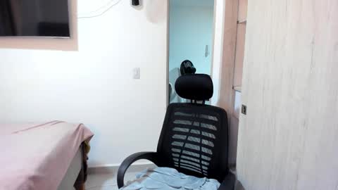 independent model online show from December 23, 1:47 am