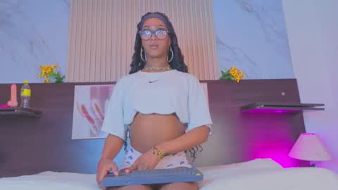 nahomy_james25 online show from October 5, 10:40 pm