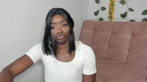 Nahomy  online show from April 22, 6:20 pm