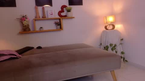 nairagold_ online show from May 16, 12:07 am