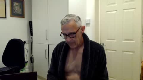 nakedcarpenteruk online show from May 21, 10:50 pm
