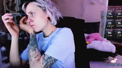 Snapshot of nanitamoore chatting on November 2, 8:22 pm Monday-Friday 12-4 AM and 6-9 AM New York time online show from November 2, 8:22 pm