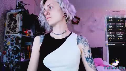 Snapshot of nanitamoore chatting on November 5, 8:31 pm Monday-Friday 12-4 AM and 6-9 AM New York time online show from November 5, 8:31 pm