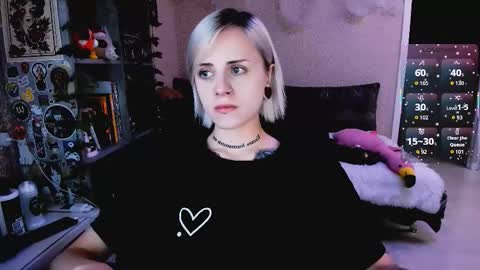 Snapshot of nanitamoore chatting on November 6, 8:32 pm Monday-Friday 12-4 AM and 6-9 AM New York time online show from November 6, 8:32 pm