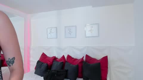 Snapshot of naomi_amoretti chatting on February 11, 4:34 pm Naomi Amoretti online show from February 11, 4:34 pm