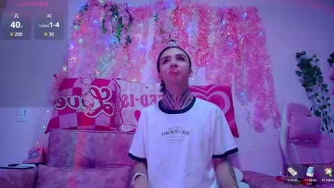 Snapshot of naomi_femme chatting on June 18, 11:14 am naomi_femme online show from June 18, 11:14 am