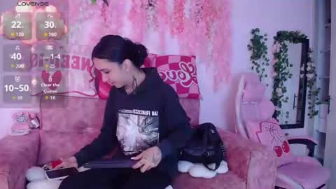 Snapshot of naomi_femme chatting on June 22, 11:51 am naomi_femme online show from June 22, 11:51 am