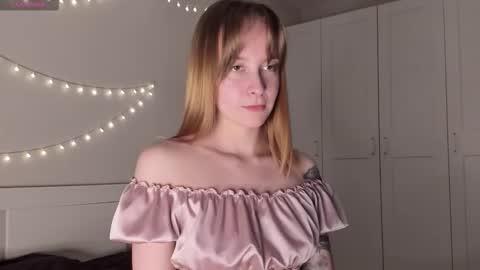 Snapshot of naomi_oops chatting on October 19, 5:24 pm Naomi online show from October 19, 5:24 pm