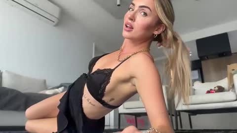 Snapshot of naomirhoades chatting on February 13, 12:02 am naomirhoades online show from February 13, 12:02 am