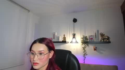 Snapshot of naomy_hot04 chatting on May 31, 12:08 am naomy online show from May 31, 12:08 am