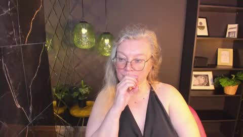 Snapshot of natalicloud chatting on May 21, 1:40 pm NataliCloud online show from May 21, 1:40 pm