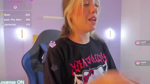 Snapshot of nataly_rodri chatting on May 15, 11:23 pm Nataly online show from May 15, 11:23 pm