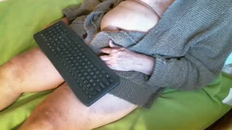 Snapshot of nate1x chatting on December 12, 1:43 am nate1x online show from December 12, 1:43 am