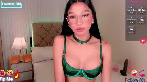 Snapshot of nathalie_hadid chatting on February 22, 9:23 am please follow me guyss online show from February 22, 9:23 am