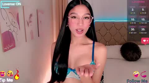 Snapshot of nathalie_hadid chatting on March 5, 4:57 pm please follow me guyss online show from March 5, 4:57 pm