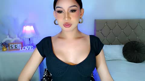 Snapshot of nathalie_hadid chatting on October 21, 7:36 pm please follow me guyss online show from October 21, 7:36 pm