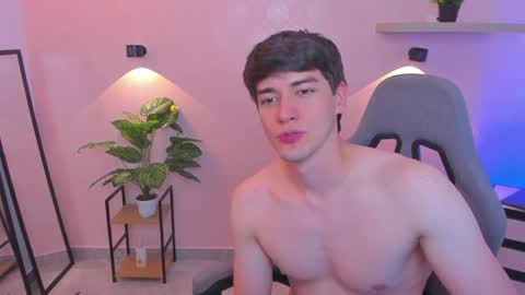 Nathaniel online show from April 15, 9:15 pm