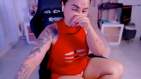 Snapshot of natural_bigass_nina chatting on November 12, 9:36 pm Sophia online show from November 12, 9:36 pm