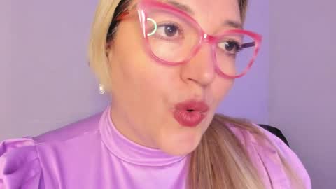 Snapshot of naty__mature_ chatting on November 19, 5:24 pm Nataly online show from November 19, 5:24 pm
