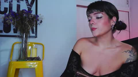 Em  please help me reach 100 thumbs up 3 online show from January 17, 3:11 am