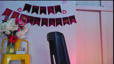 Em  please help me reach 100 thumbs up 3 online show from February 20, 4:42 am