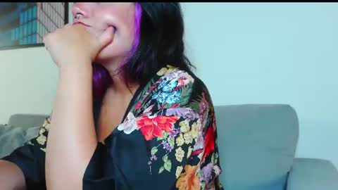 Em  please help me reach 100 thumbs up 3 online show from July 26, 11:00 pm