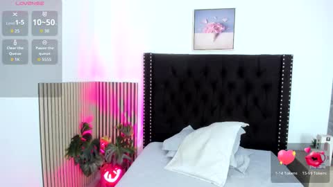 Snapshot of naughty_twink_ chatting on November 7, 12:05 pm Noah online show from November 7, 12:05 pm