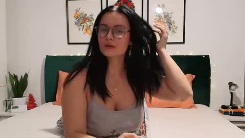 NaughtyBrunetteXXX online show from December 1, 4:40 pm