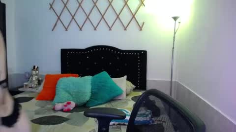 Snapshot of naughtygirl_mmm chatting on October 10, 9:14 pm Valeria online show from October 10, 9:14 pm