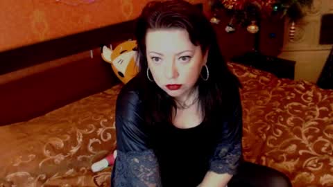 Snapshot of naughtyhousewifexx chatting on December 25, 5:48 am housewife Eva online show from December 25, 5:48 am