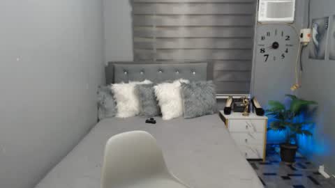 Snapshot of naughtykeats chatting on February 22, 11:57 pm Crystal online show from February 22, 11:57 pm