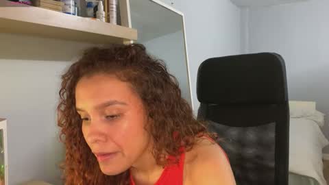 Snapshot of naugthtycurls chatting on December 18, 6:47 pm Arantxa online show from December 18, 6:47 pm