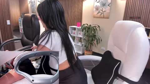         online show from November 3, 7:04 pm