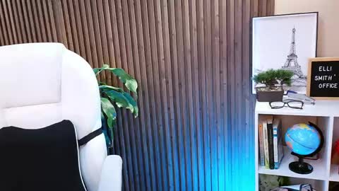 Snapshot of naugthyelli chatting on May 25, 9:21 pm online show from May 25, 9:21 pm