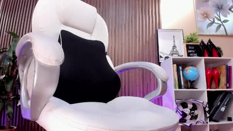 Snapshot of naugthyelli chatting on June 9, 7:36 pm online show from June 9, 7:36 pm