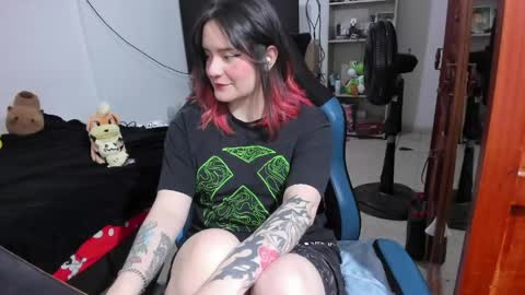 Snapshot of neeko_lol_ chatting on April 26, 6:38 pm Geek Nicole im Neeko UwU online show from April 26, 6:38 pm