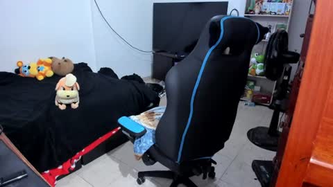 Snapshot of neeko_lol_ chatting on June 28, 11:49 am Geek Nicole im Neeko UwU online show from June 28, 11:49 am