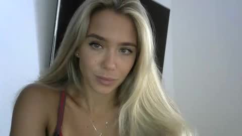 Snapshot of nelly_fortu chatting on April 25, 11:13 am nelly_fortu online show from April 25, 11:13 am