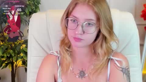 Snapshot of nerissa_xo chatting on September 25, 8:12 pm Nerissa online show from September 25, 8:12 pm