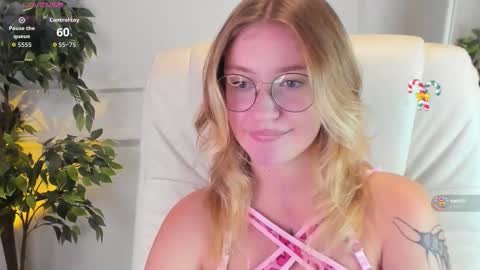 Snapshot of nerissa_xo chatting on October 2, 8:38 pm Nerissa online show from October 2, 8:38 pm