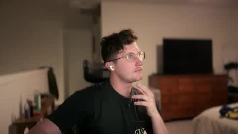 Snapshot of netflixhumanicorn chatting on December 28, 3:15 am RyRy online show from December 28, 3:15 am