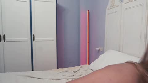 new dee online show from February 15, 6:33 pm