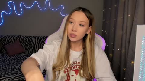 Snapshot of neyrmina chatting on December 17, 2:55 pm Mina online show from December 17, 2:55 pm