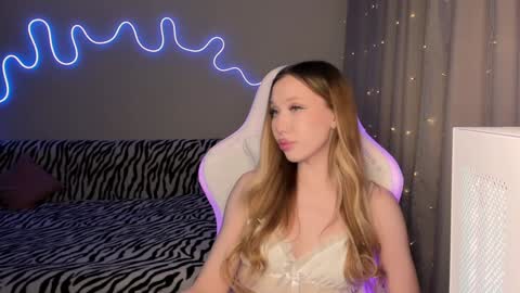 Snapshot of neyrmina chatting on January 24, 4:49 pm Mina online show from January 24, 4:49 pm